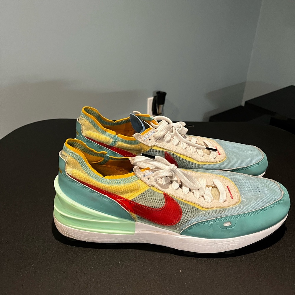 Men’s Nike Multicolor Sneakers with Red Accent